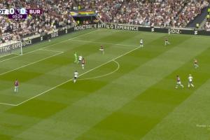 pg游戏-英超新规首次触发！伯恩利门将持球超过8秒，送给热刺角球