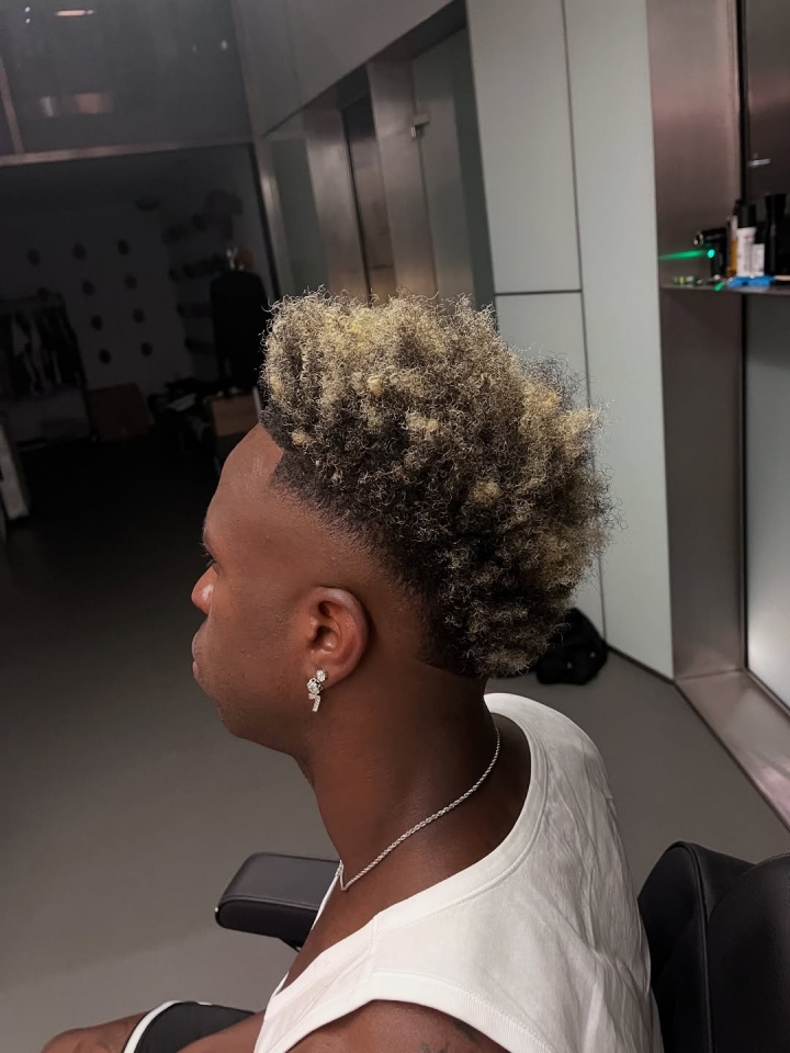 赏金女王模拟器官网-怎么样？维尼修斯精修一下烫头的发型，开启新赛季征程