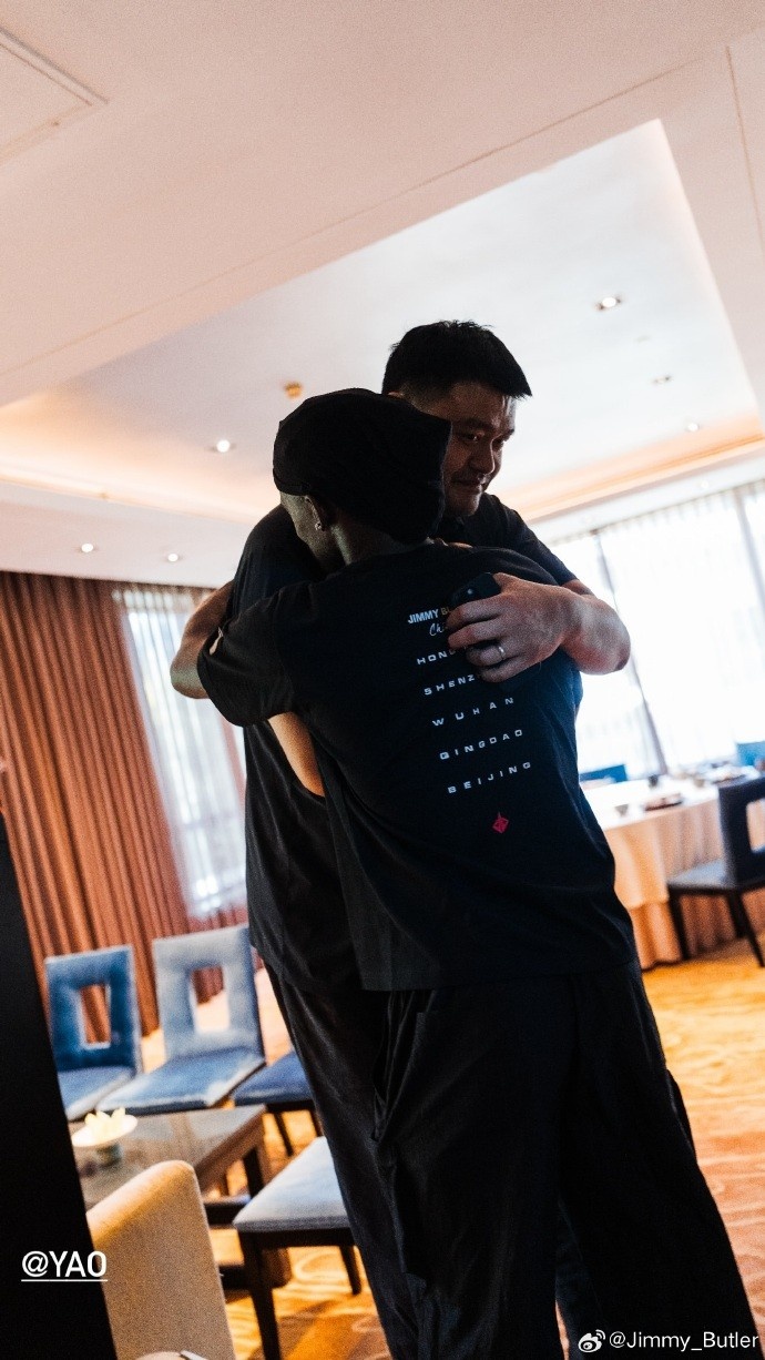 最萌身高差😉巴特勒社媒晒中国行与姚明吃饭合影照：🫡 🫡