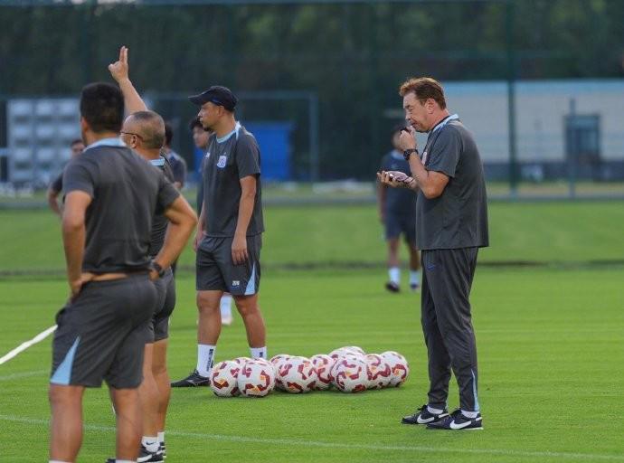 pg电子游戏-业内人：斯卢茨基战术对整体性要求高，行动不一致遇强队就难